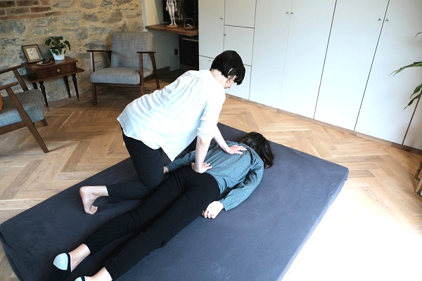 Etirement et Shiatsu du dos sur une adolescente, Marie Bretault, Shiatsu Do à Cesson-Sévigné, près de Rennes